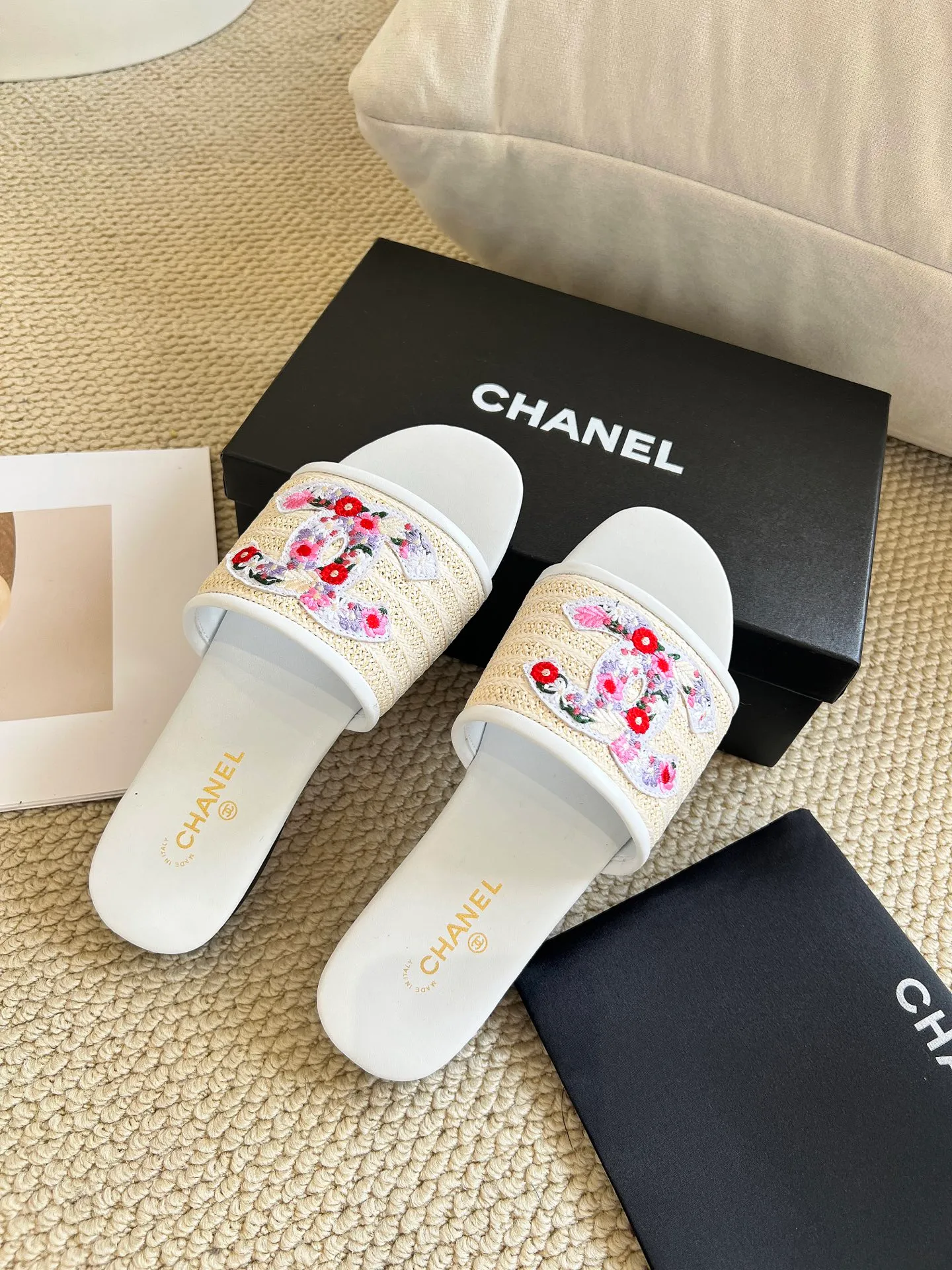 👟👟Ex-factory price 340👟👟 Genuine leather sole +30 CHANEL, the upper uses three-dimensional electric embroidery technology, the upper foot is comfortable, soft and breathable, must-have size 35-43 every day, leather sole +30